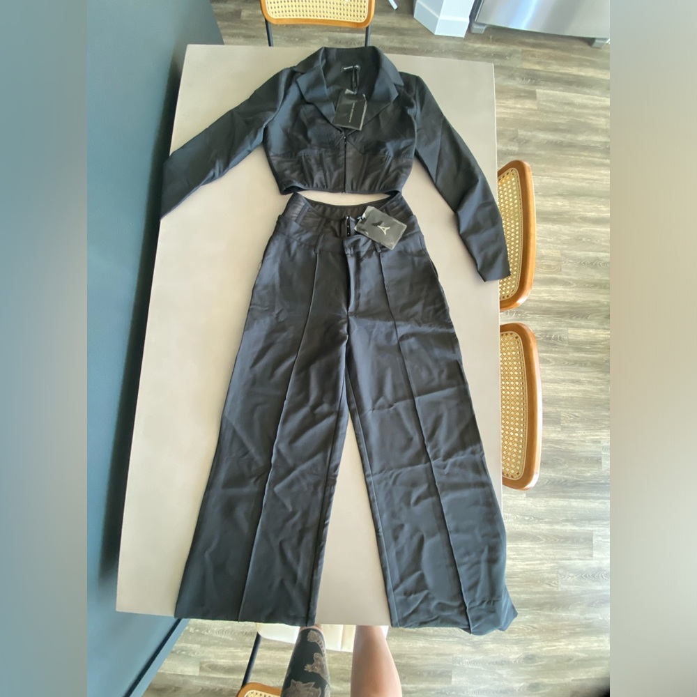 High-Waist Wide-Leg Black Trousers And Jacket - Picture 4 of 4